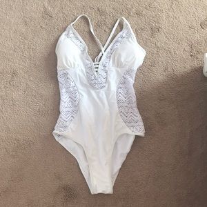 White one price bathing suit